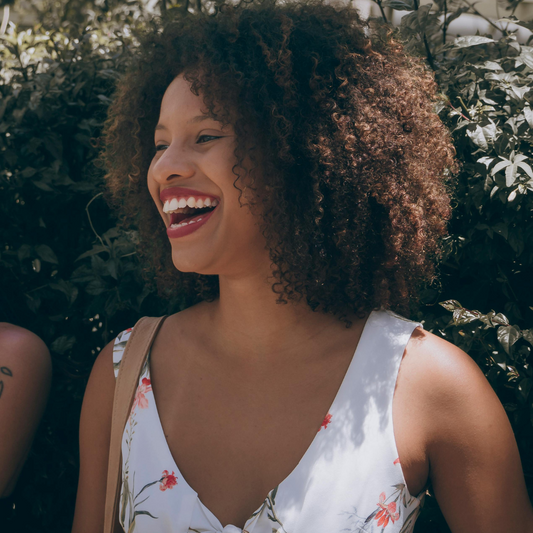 Comment hydrater vos cheveux secs : Guide complet pour des cheveux doux et brillants